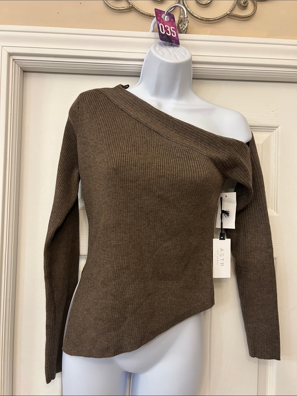 Astr One-Shoulder Ribbed Brown Sweater
